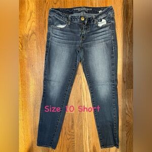 American Eagle mid rise size 10 short